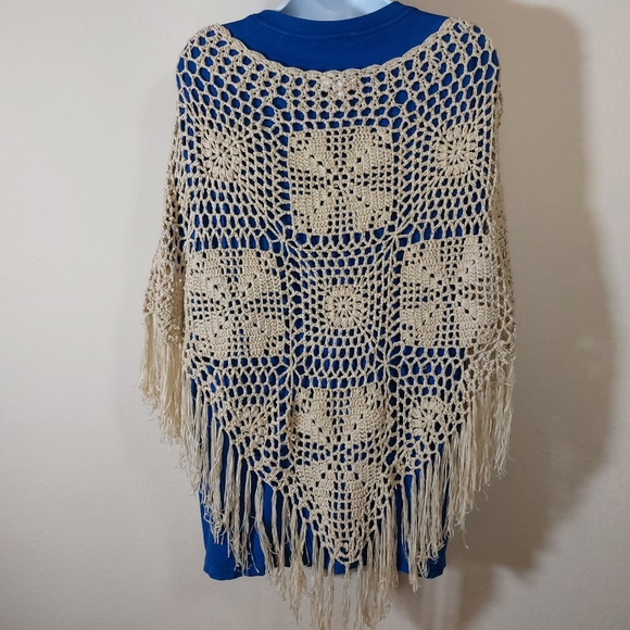 Umgee Crochet Cream Poncho with Fringe, size M/L - Picture 3 of 9